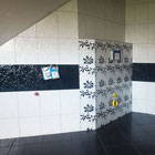 Mansardna kopalnica z različnimi vzorci keramičnih ploščic